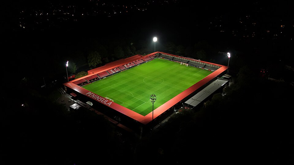 Vista aérea de un estadio de fútbol iluminado de noche