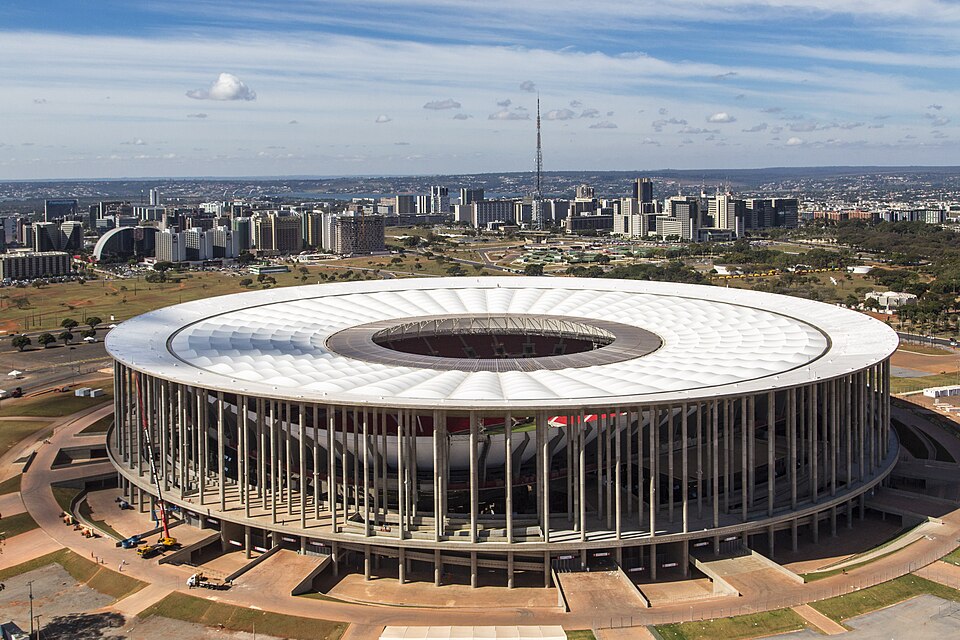 Vista aérea de un estadio de la Serie A brasileña preparado para un partido nocturno