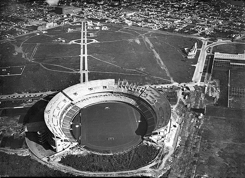 Vista aérea de un estadio argentino iluminado de noche