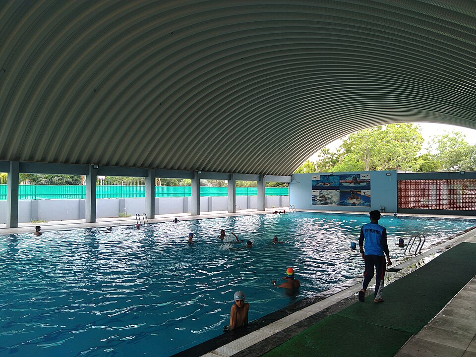 Cuaderno y hoja de cálculo con registro de apuestas deportivas