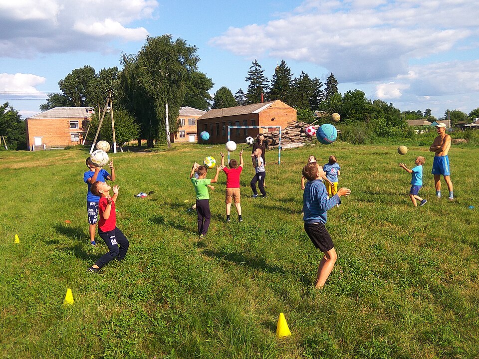 Vista aérea de un partido de fútbol en estadio lleno