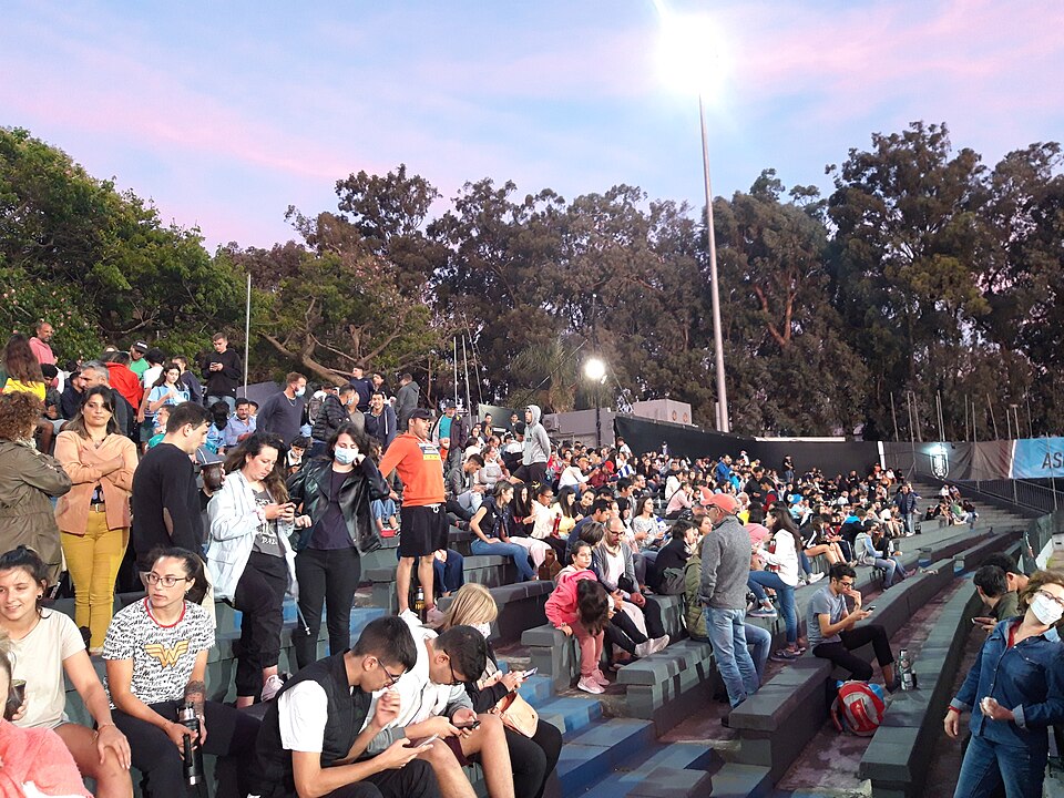 Aficionados viendo un partido decisivo en un bar deportivo