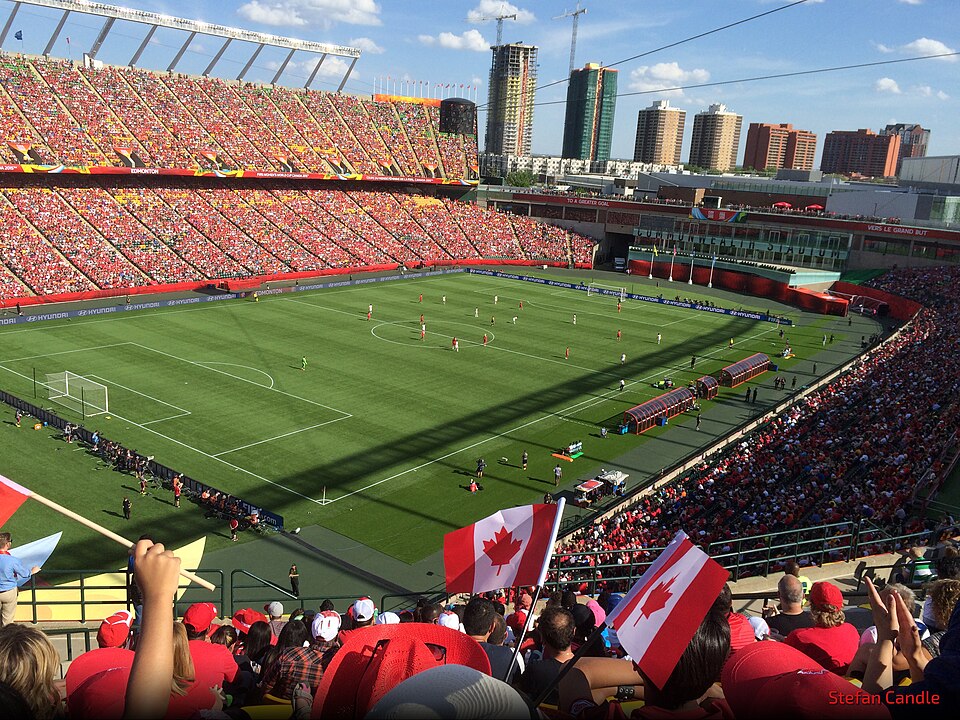 Vista panorámica de un partido de fútbol en estadio andino