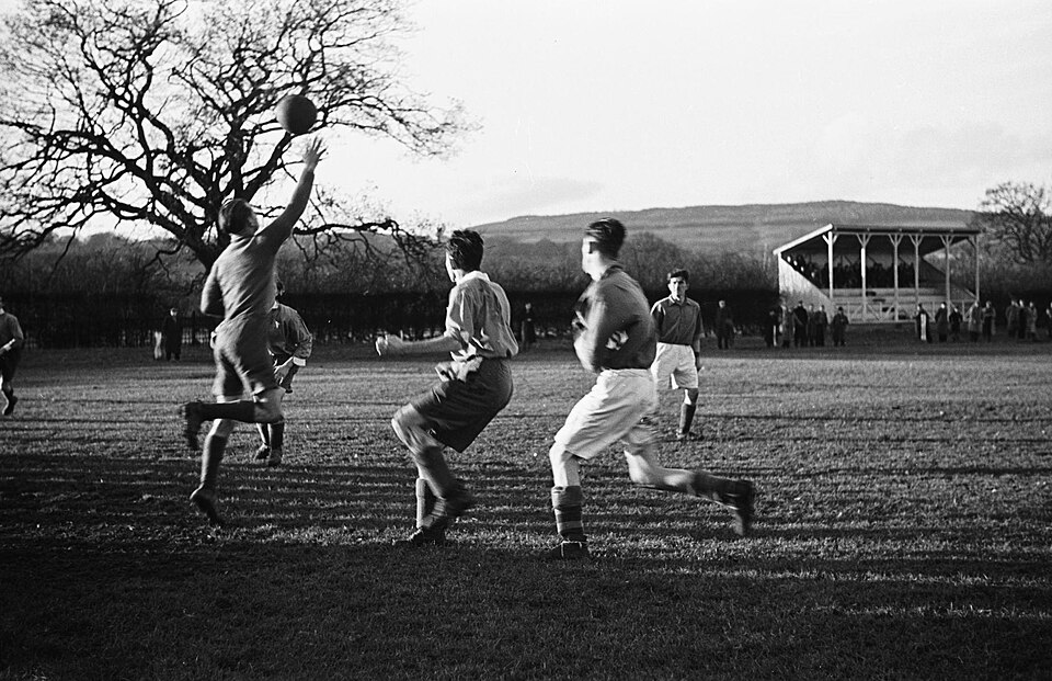Aficionados mirando un partido con pantallas múltiples y cuotas en vivo