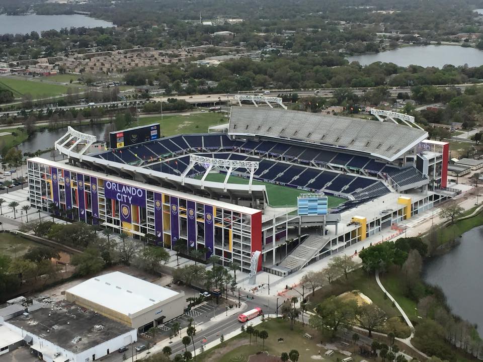 Vista aérea de un partido de fútbol en estadio brasileño