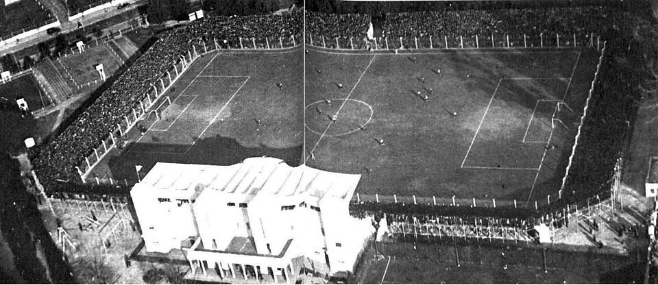 Estadio de fútbol argentino con tribunas vacías